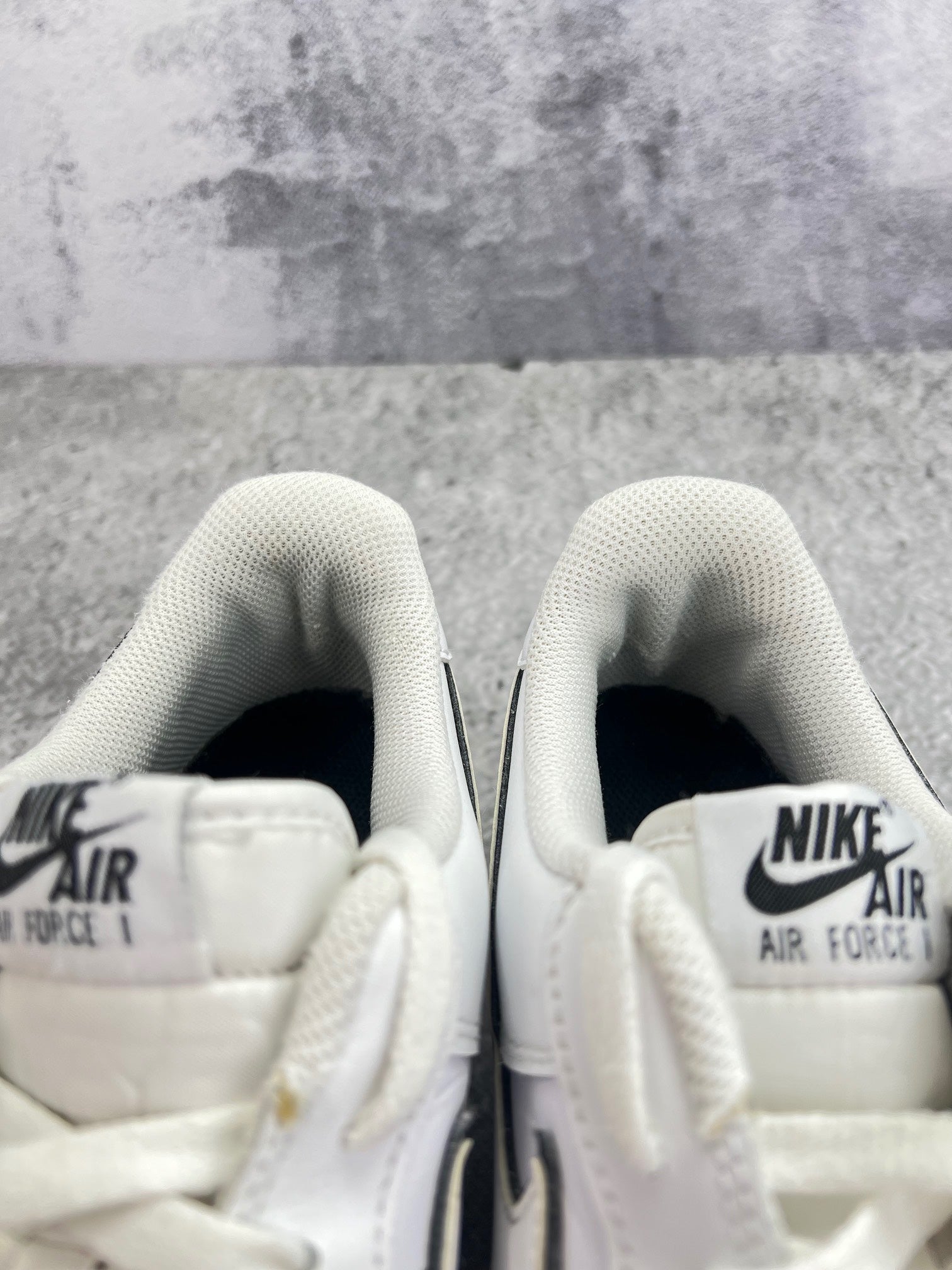 Nike Air Force 1 Low White Black Outline — buty sportowe męskie w bardzo dobrym stanie rozmiar 44.5, zapiętki butów