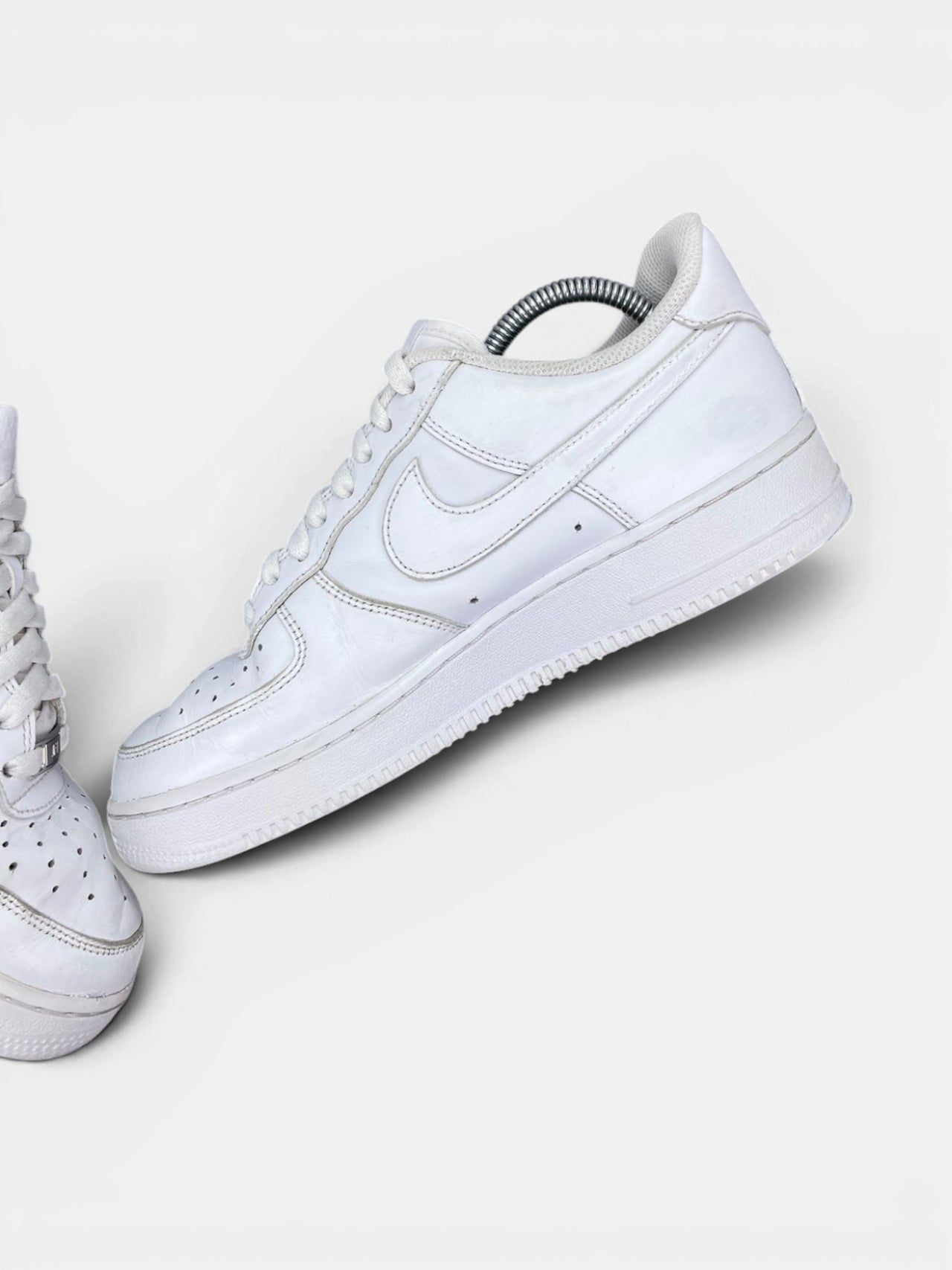 Nike Air Force 1 Low Triple White — buty sportowe męskie w bardzo dobrym stanie rozmiar 41, wewnętrzny panel prawego buta