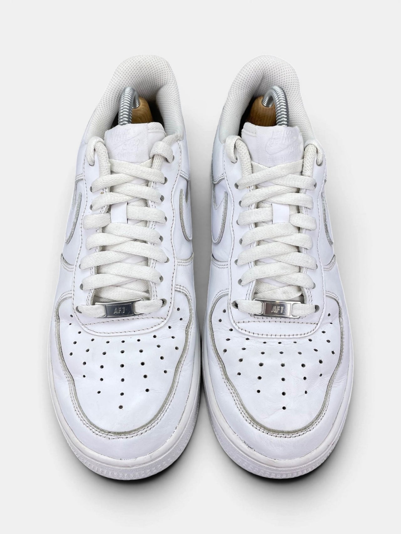 Nike Air Force 1 Low Triple White — buty sportowe męskie w bardzo dobrym stanie rozmiar 41, widok z góry