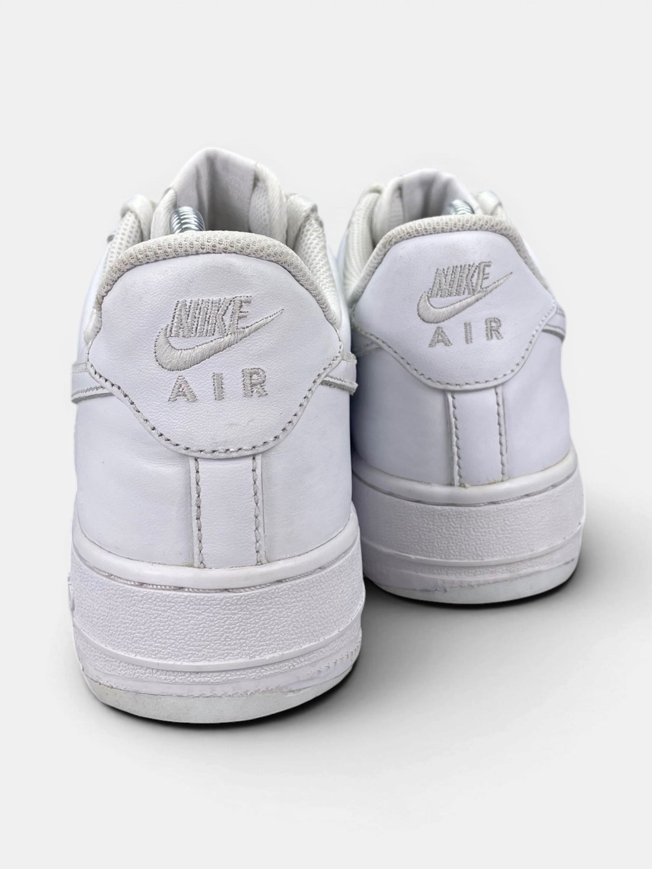 Nike Air Force 1 Low Triple White — buty sportowe męskie w bardzo dobrym stanie rozmiar 41, widok z tyłu
