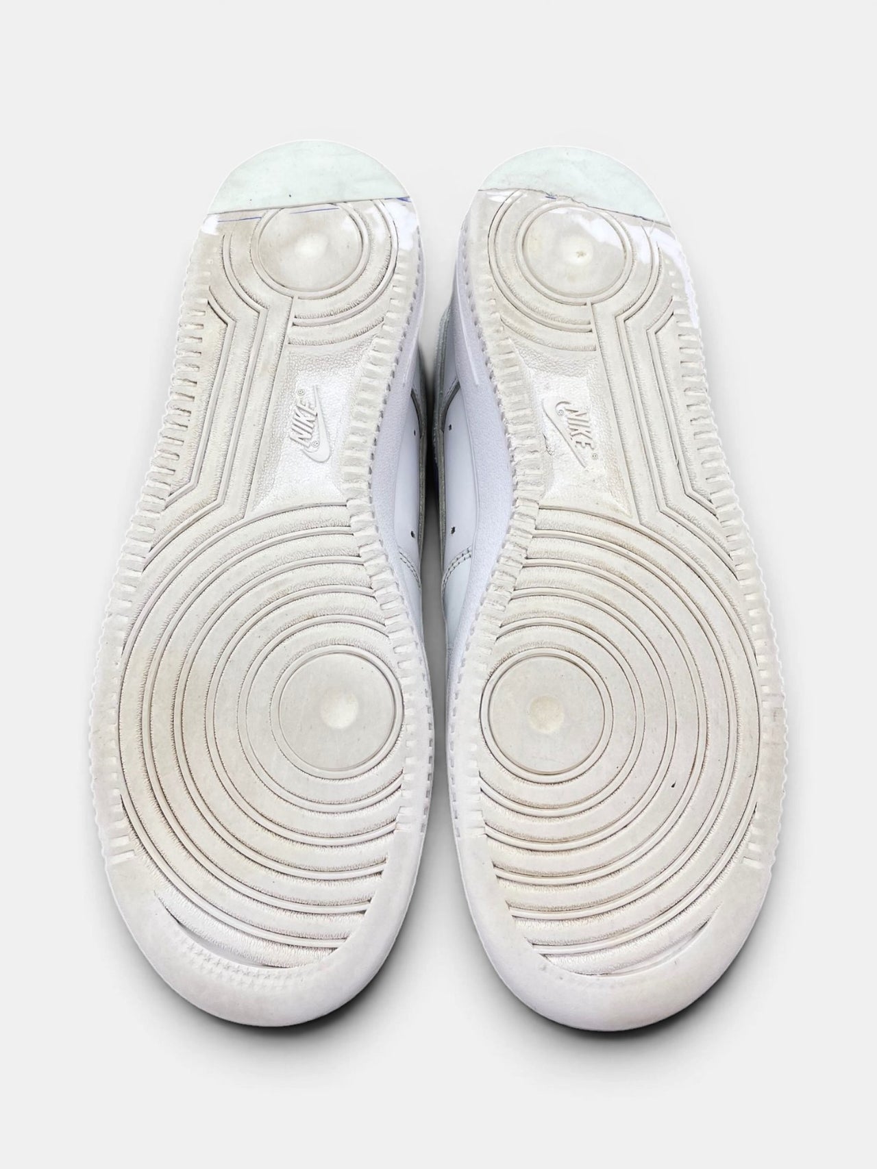 Nike Air Force 1 Low Triple White — buty sportowe męskie w bardzo dobrym stanie rozmiar 41, podeszwa