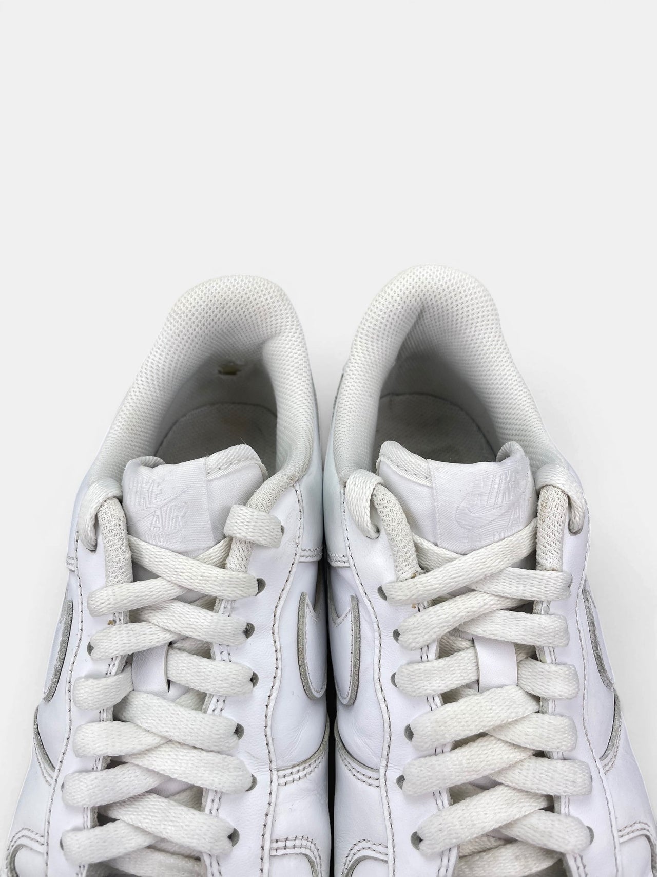 Nike Air Force 1 Low Triple White — buty sportowe męskie w bardzo dobrym stanie rozmiar 41, zapiętki butów