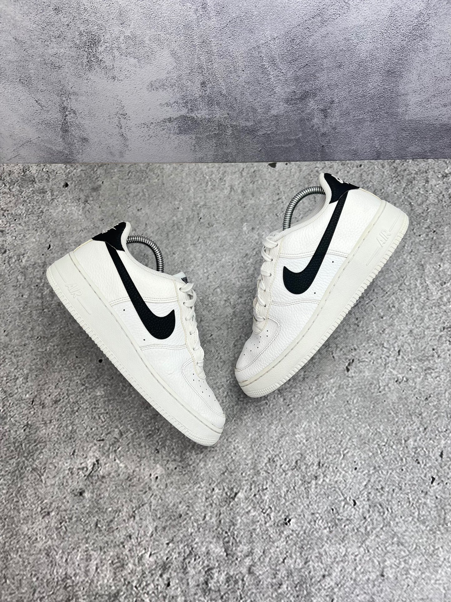 Nike Air Force 1 Low '07 White Black — buty sportowe męskie nowe rozmiar 40, widok z góry na zewnętrzną stronę butów