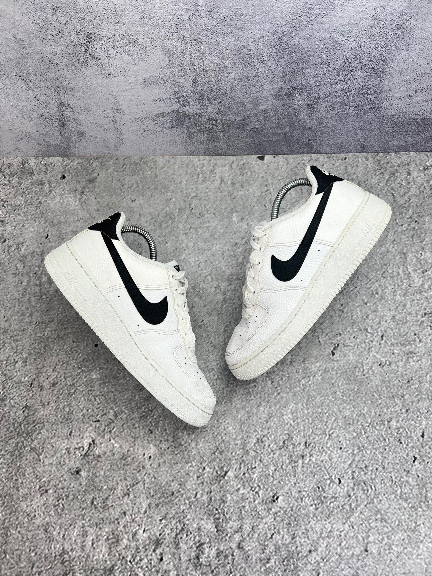 Nike Air Force 1 Low '07 White Black — buty sportowe męskie nowe rozmiar 40, widok z góry na zewnętrzną stronę butów