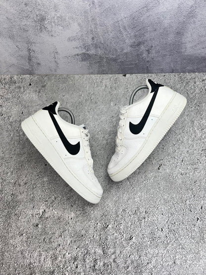 Nike Air Force 1 Low '07 White Black — buty sportowe męskie nowe rozmiar 40, widok z góry na zewnętrzną stronę butów