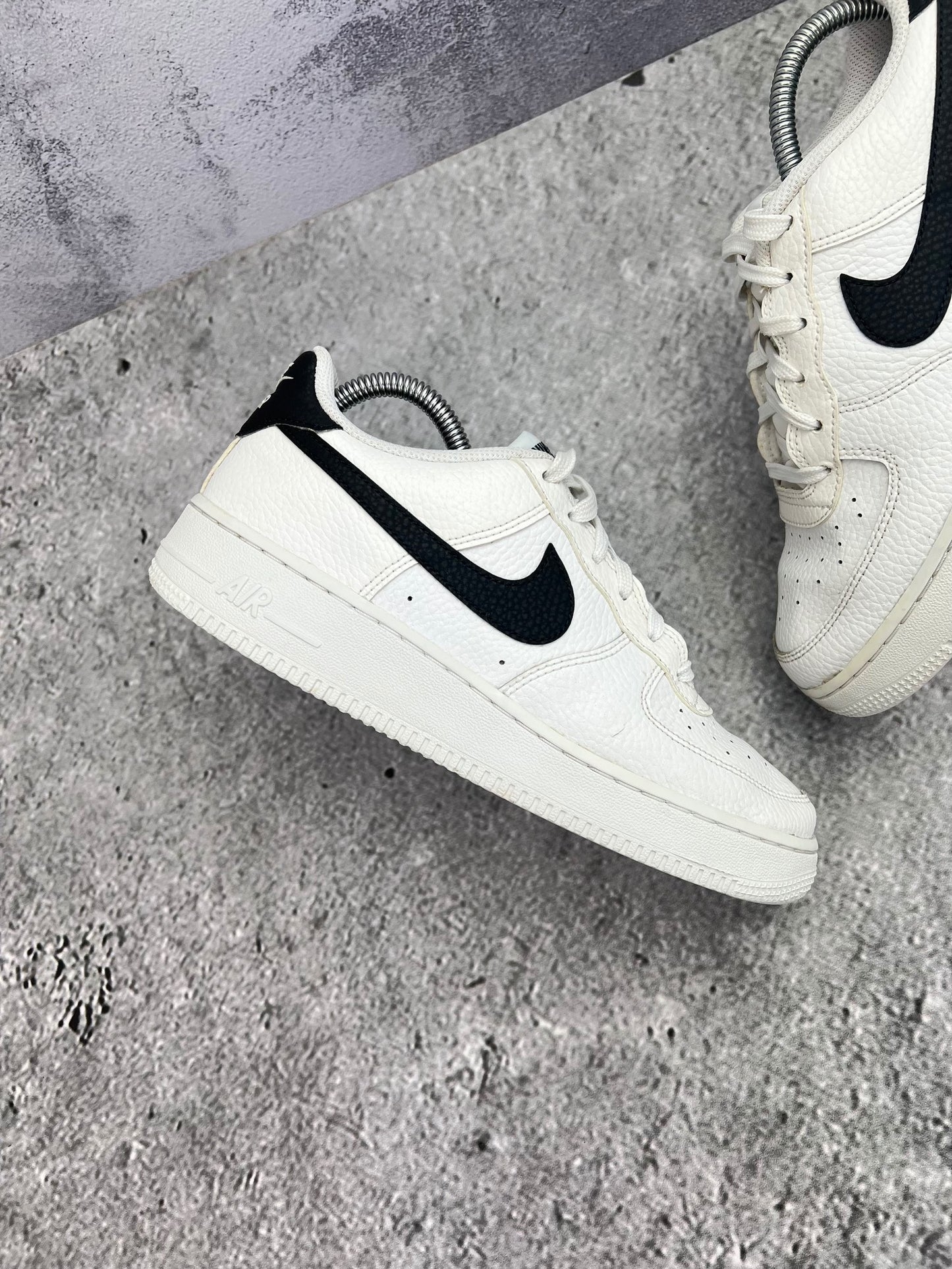 Nike Air Force 1 Low '07 White Black — buty sportowe męskie nowe rozmiar 40, zewnętrzny panel prawego buta