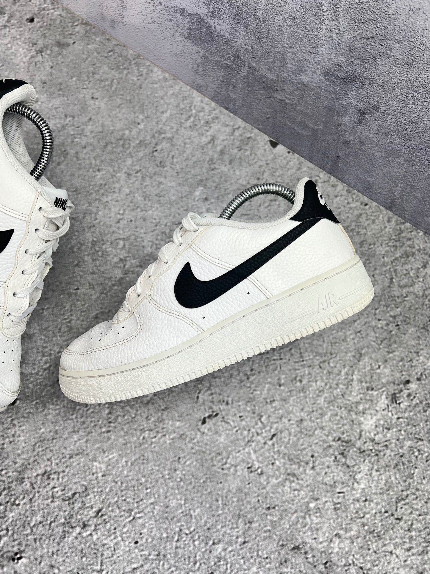 Nike Air Force 1 Low '07 White Black — buty sportowe męskie nowe rozmiar 40, zewnętrzny panel lewego buta