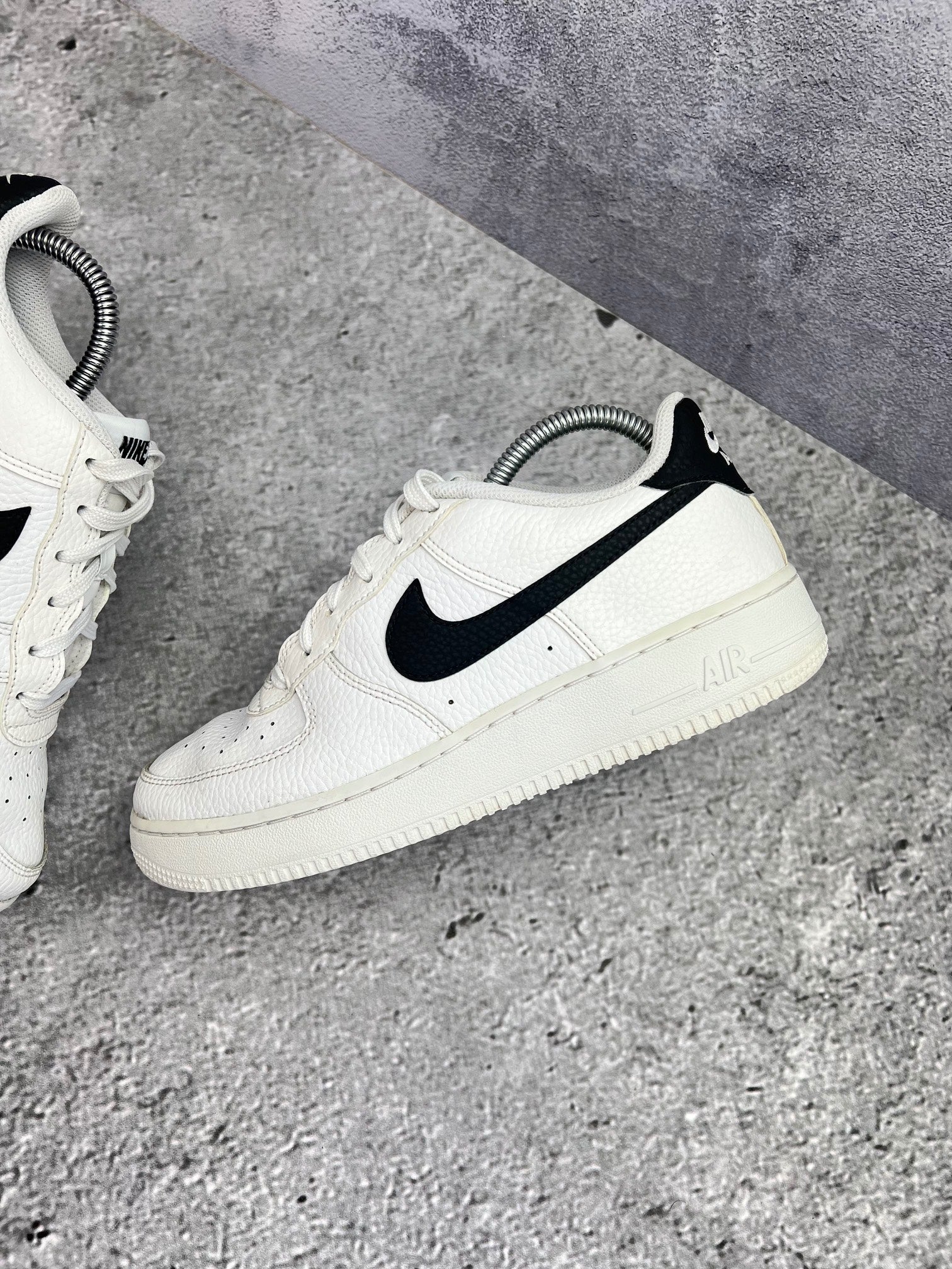 Nike Air Force 1 Low '07 White Black — buty sportowe męskie nowe rozmiar 40, zewnętrzny panel lewego buta