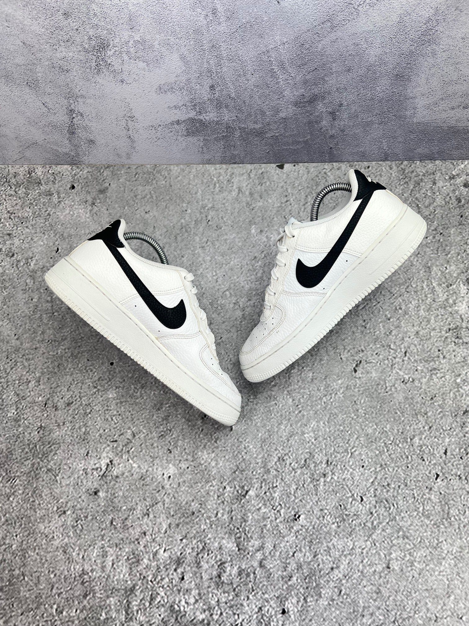 Nike Air Force 1 Low '07 White Black — buty sportowe męskie nowe rozmiar 40, widok z góry na wewnętrzną stronę butów