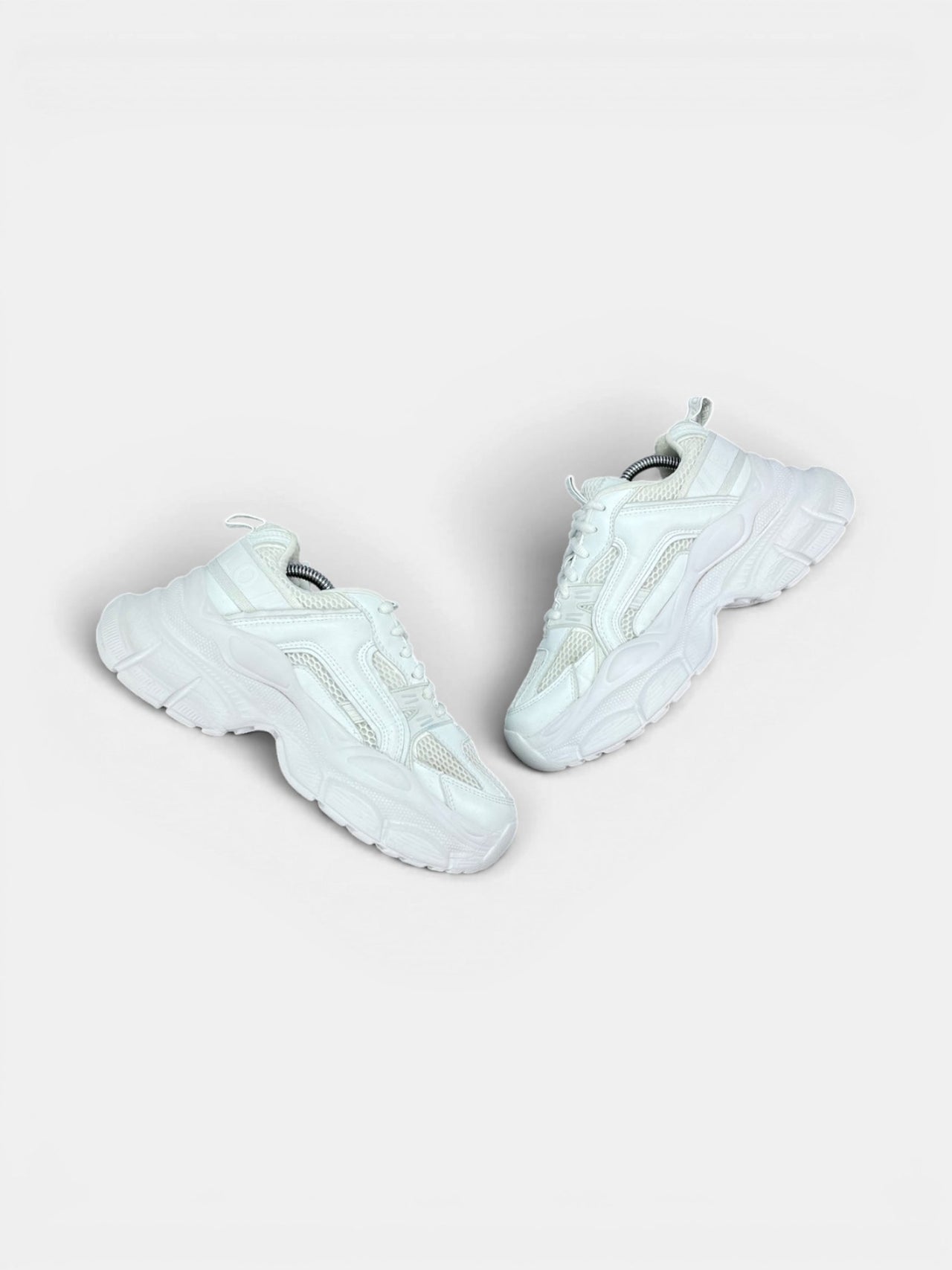 Buffalo Trainers — buty sportowe damskie w bardzo dobrym stanie rozmiar 38, zewnętrzny panel prawego buta