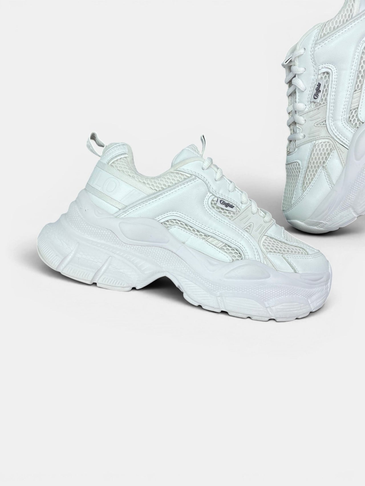 Buffalo Trainers — buty sportowe damskie w bardzo dobrym stanie rozmiar 38, zewnętrzny panel lewego buta