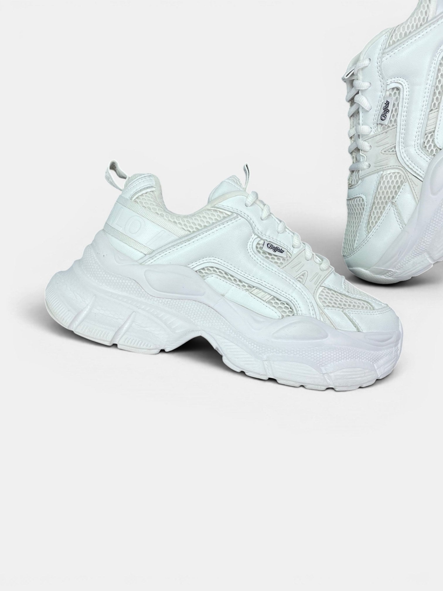Buffalo Trainers — buty sportowe damskie w bardzo dobrym stanie rozmiar 38, zewnętrzny panel lewego buta