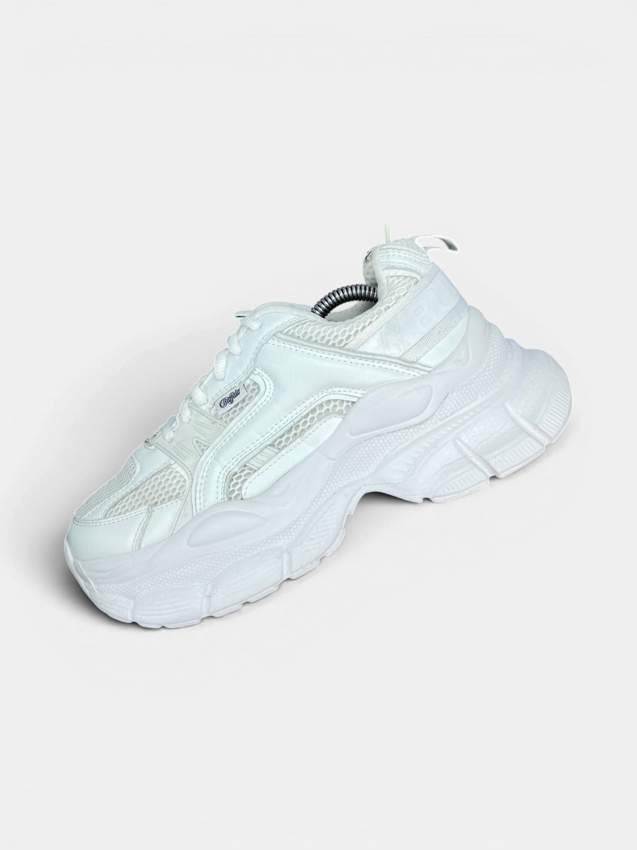 Buffalo Trainers — buty sportowe damskie w bardzo dobrym stanie rozmiar 38, widok z góry na wewnętrzną stronę butów