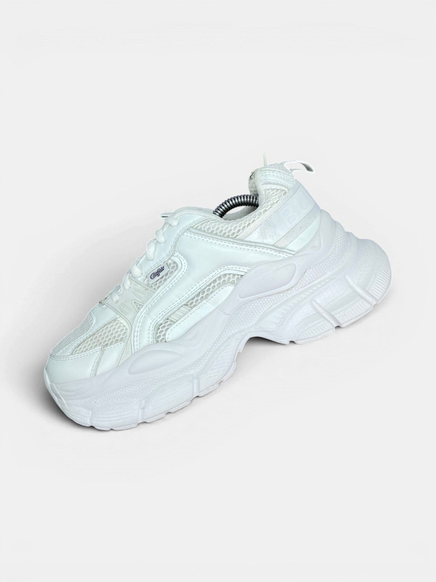 Buffalo Trainers — buty sportowe damskie w bardzo dobrym stanie rozmiar 38, widok z góry na wewnętrzną stronę butów