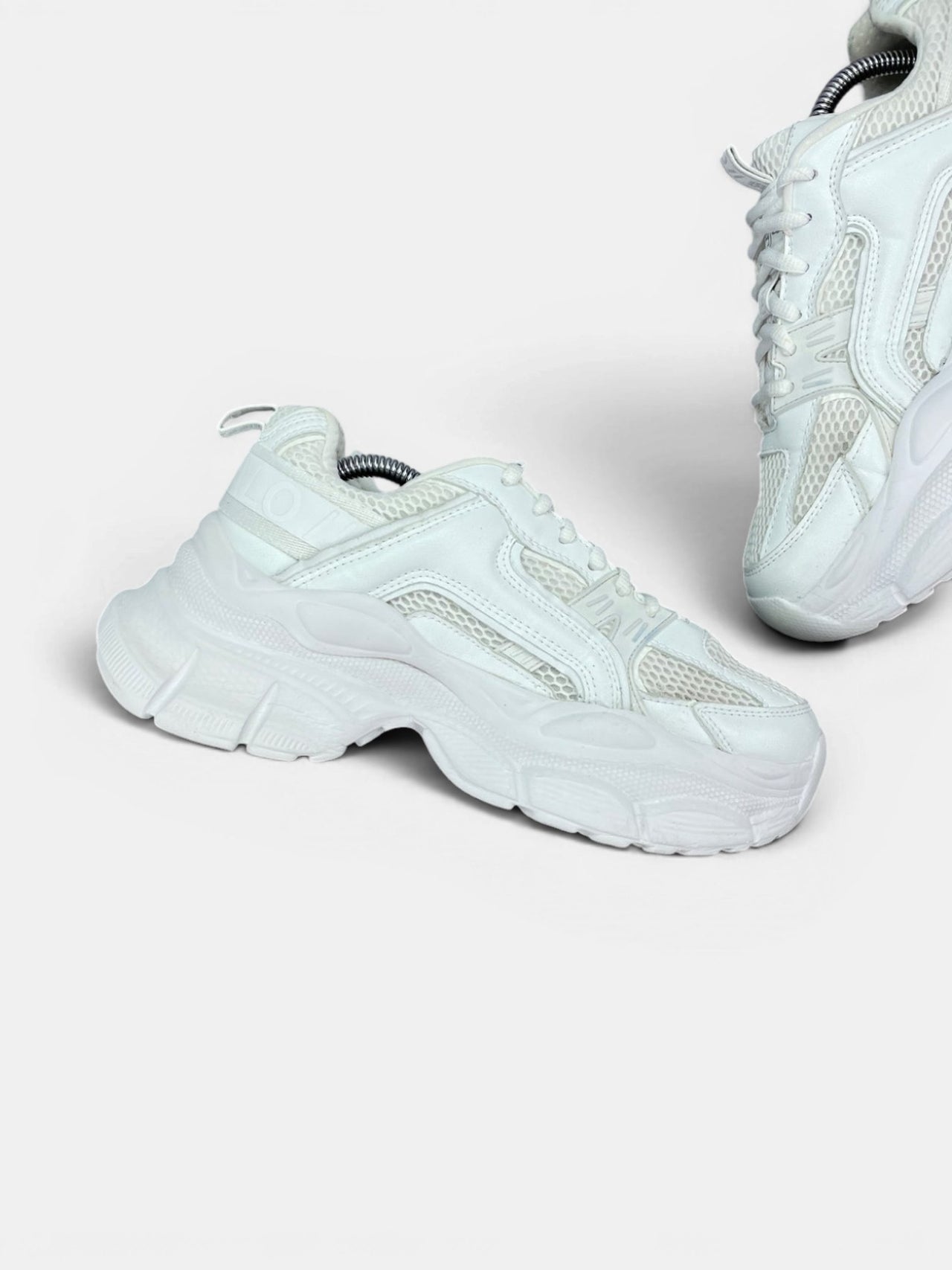 Buffalo Trainers — buty sportowe damskie w bardzo dobrym stanie rozmiar 38, wewnętrzny panel lewego buta