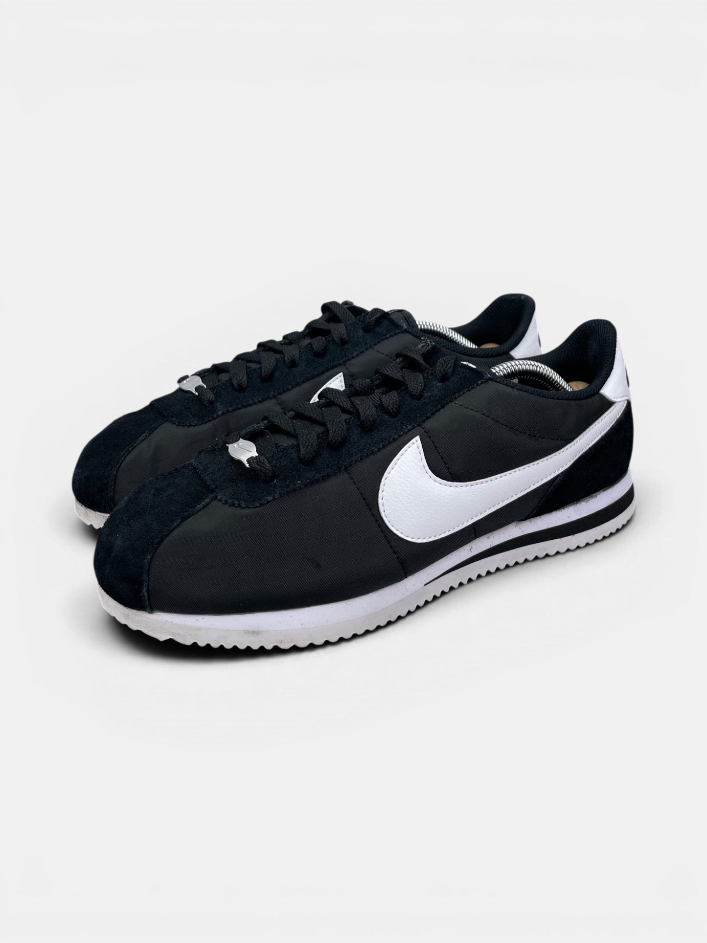 Nike Classic Cortez Black White — buty sportowe męskie w bardzo dobrym stanie rozmiar 42.5, widok z boku