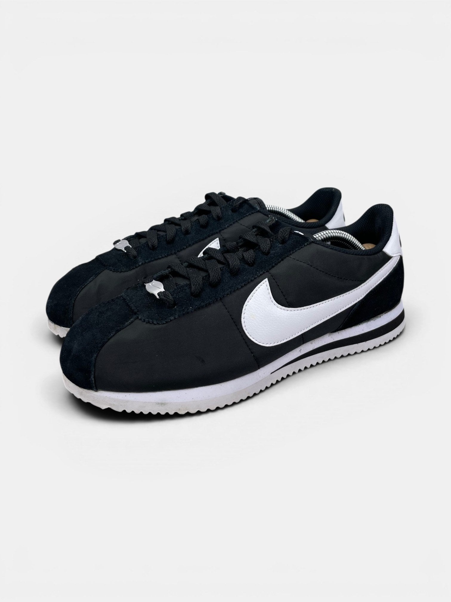 Nike Classic Cortez Black White — buty sportowe męskie w bardzo dobrym stanie rozmiar 42.5, widok z boku
