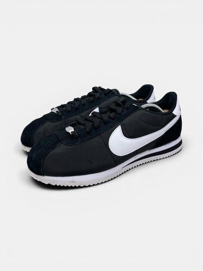Nike Classic Cortez Black White — buty sportowe męskie w bardzo dobrym stanie rozmiar 42.5, widok z boku