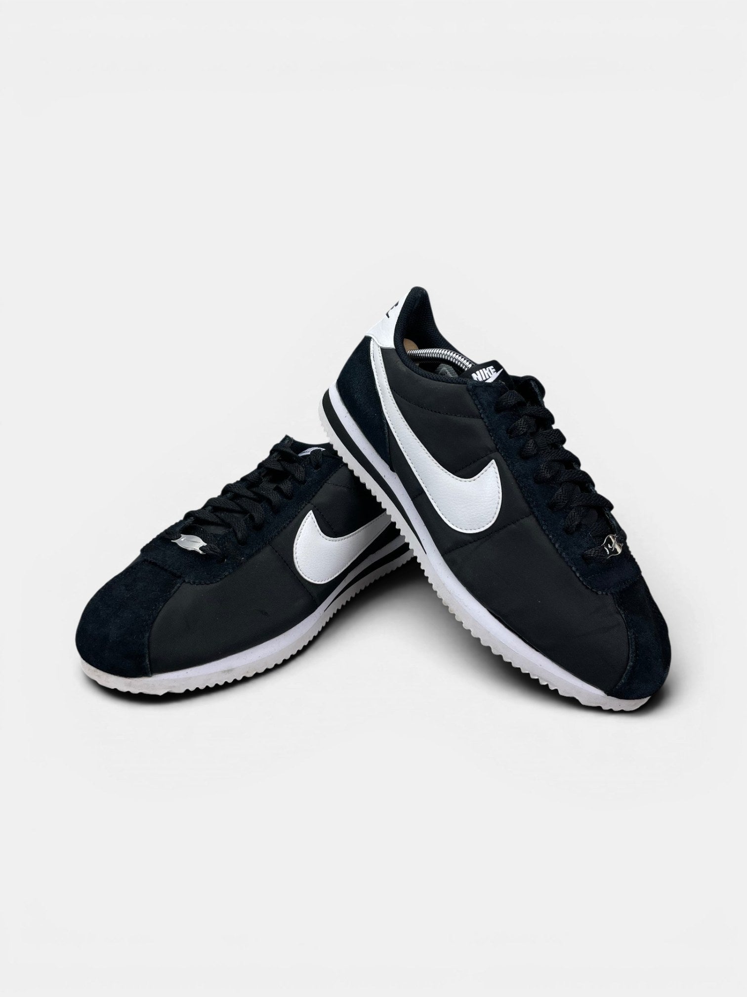 Nike Classic Cortez Black White — buty sportowe męskie w bardzo dobrym stanie rozmiar 42.5, boczny profil