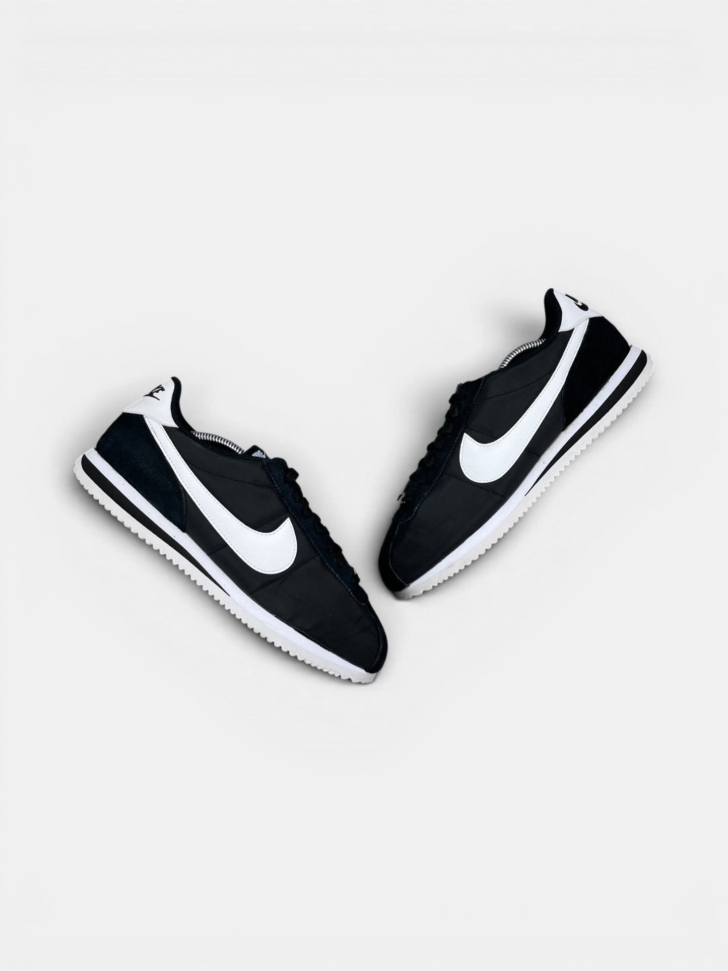 Nike Classic Cortez Black White — buty sportowe męskie w bardzo dobrym stanie rozmiar 42.5, widok z góry na zewnętrzną stronę butów
