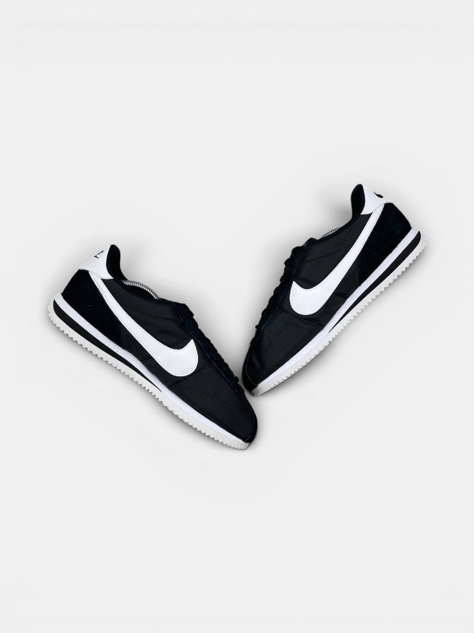 Nike Classic Cortez Black White — buty sportowe męskie w bardzo dobrym stanie rozmiar 42.5, zewnętrzny panel prawego buta