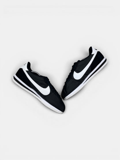 Nike Classic Cortez Black White — buty sportowe męskie w bardzo dobrym stanie rozmiar 42.5, zewnętrzny panel prawego buta