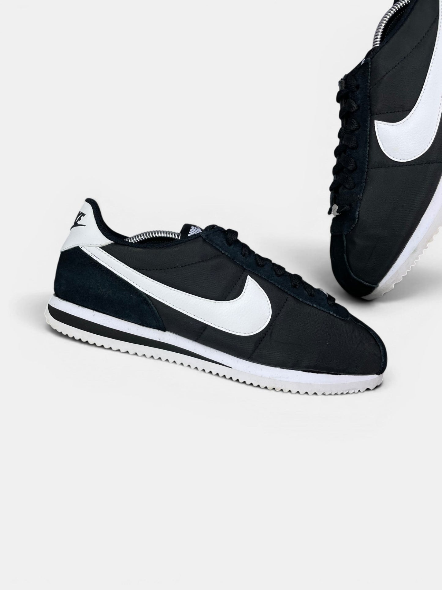 Nike Classic Cortez Black White — buty sportowe męskie w bardzo dobrym stanie rozmiar 42.5, zewnętrzny panel lewego buta