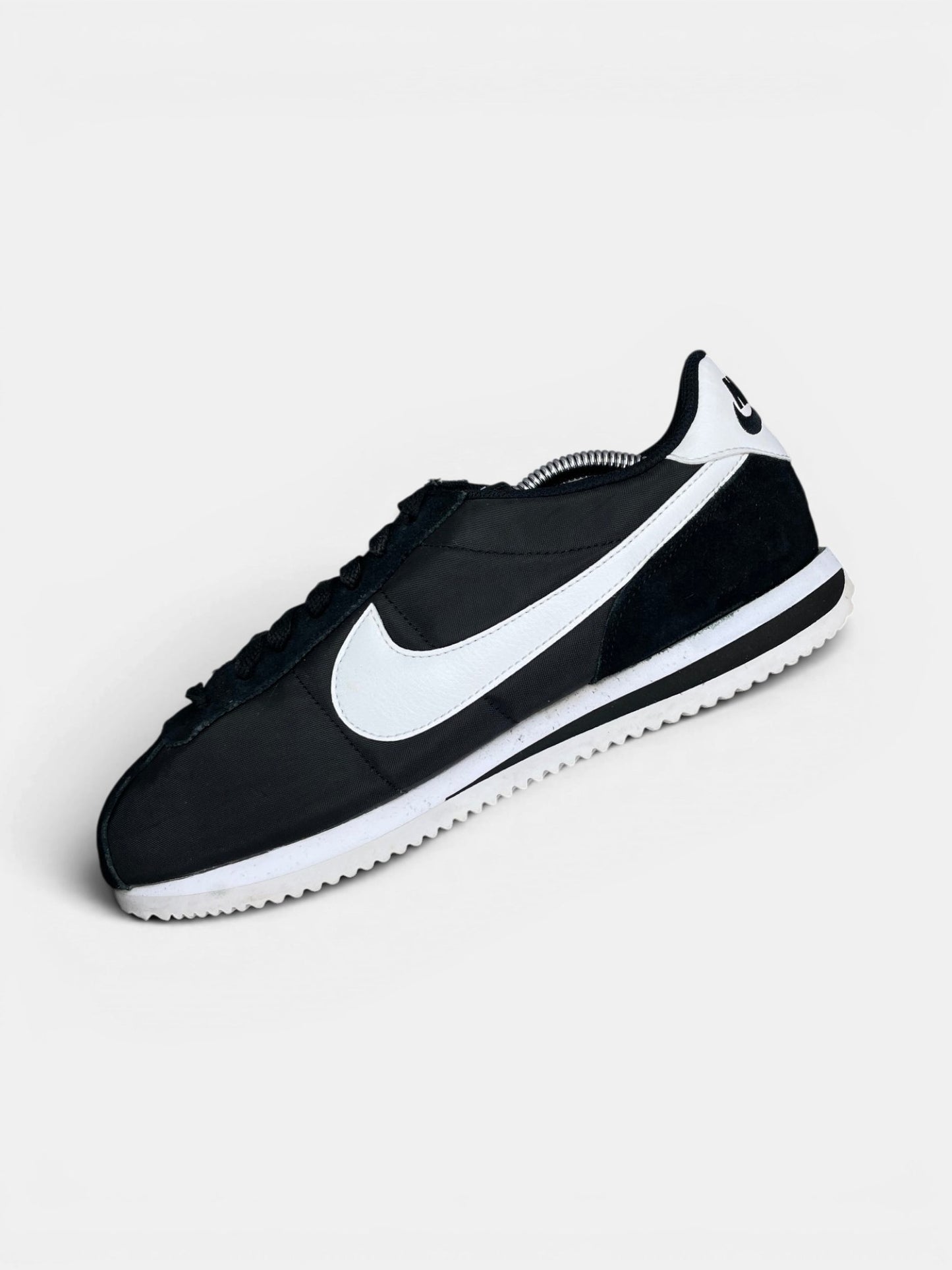 Nike Classic Cortez Black White — buty sportowe męskie w bardzo dobrym stanie rozmiar 42.5, widok z góry na wewnętrzną stronę butów