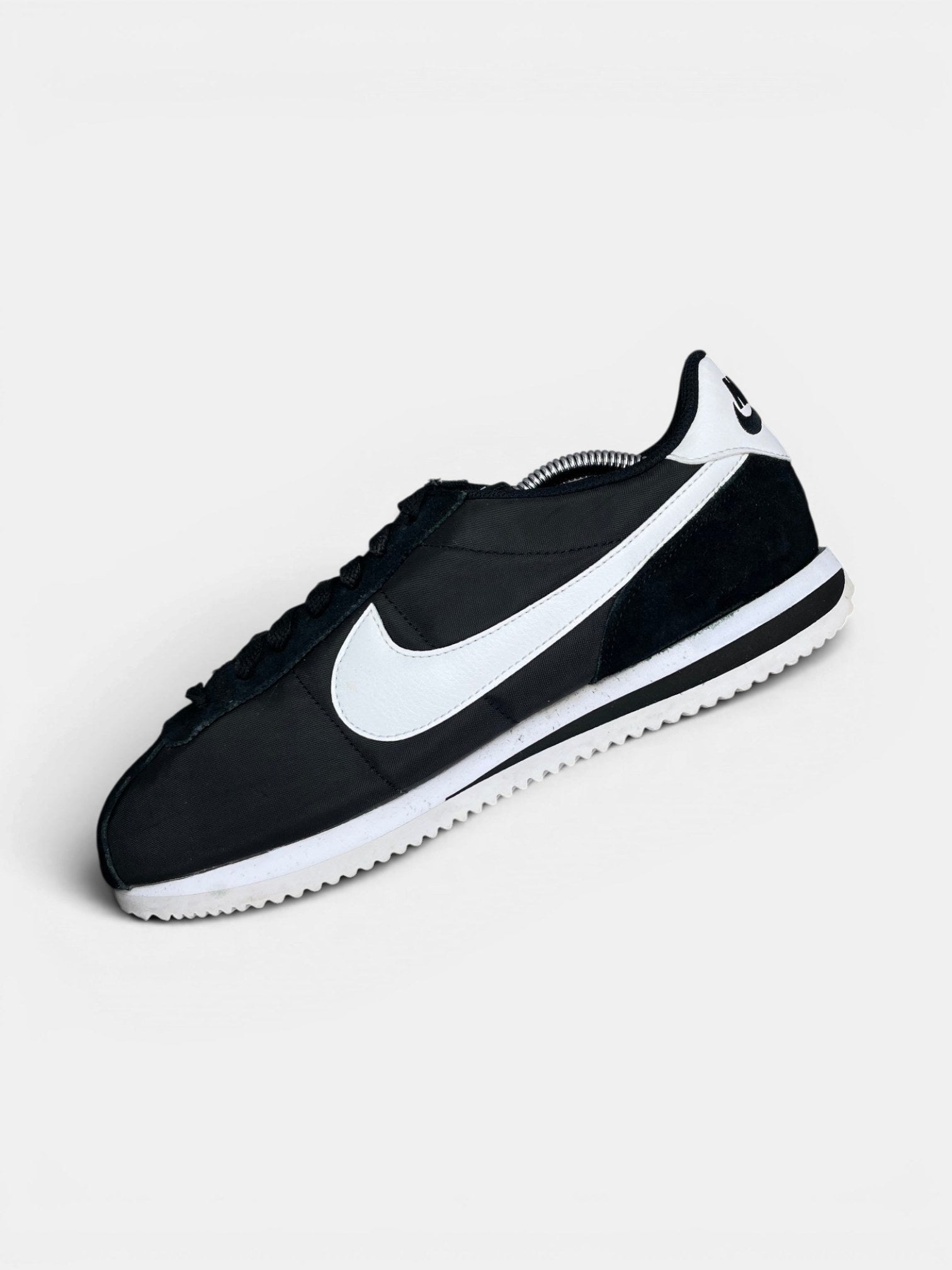 Nike Classic Cortez Black White — buty sportowe męskie w bardzo dobrym stanie rozmiar 42.5, widok z góry na wewnętrzną stronę butów