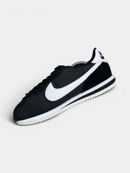 Nike Classic Cortez Black White — buty sportowe męskie w bardzo dobrym stanie rozmiar 42.5, widok z góry na wewnętrzną stronę butów