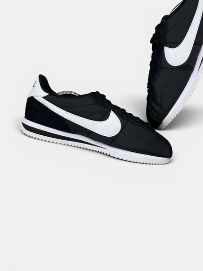 Nike Classic Cortez Black White — buty sportowe męskie w bardzo dobrym stanie rozmiar 42.5, wewnętrzny panel lewego buta