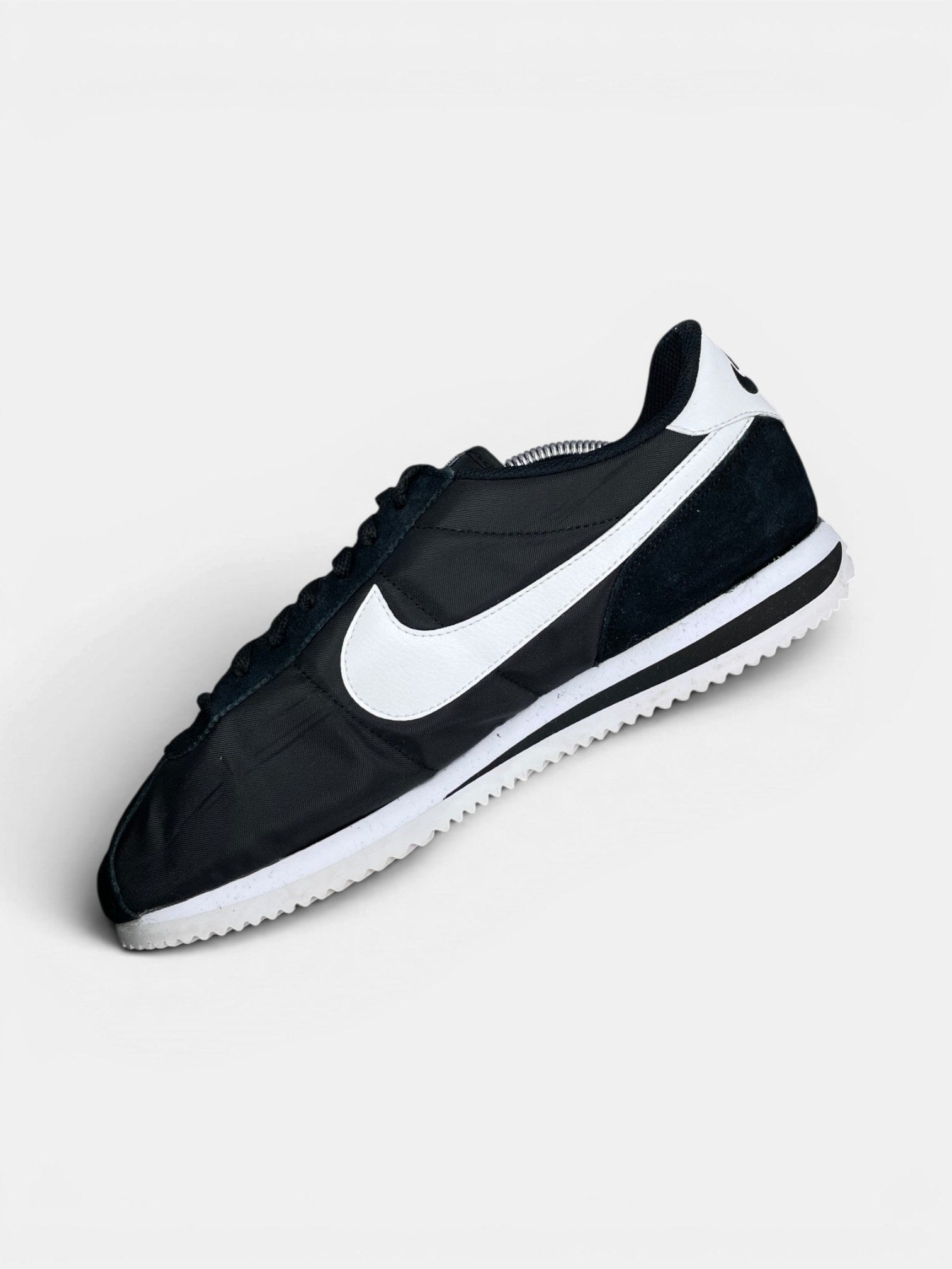 Nike Classic Cortez Black White — buty sportowe męskie w bardzo dobrym stanie rozmiar 42.5, wewnętrzny panel prawego buta