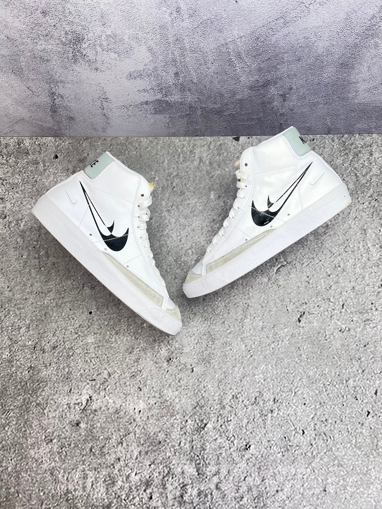 Nike Blazer Mid '77 Double Swoosh — buty sportowe męskie w bardzo dobrym stanie rozmiar 39, widok z góry na zewnętrzną stronę butów