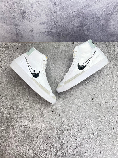 Nike Blazer Mid '77 Double Swoosh — buty sportowe męskie w bardzo dobrym stanie rozmiar 39, widok z góry na zewnętrzną stronę butów