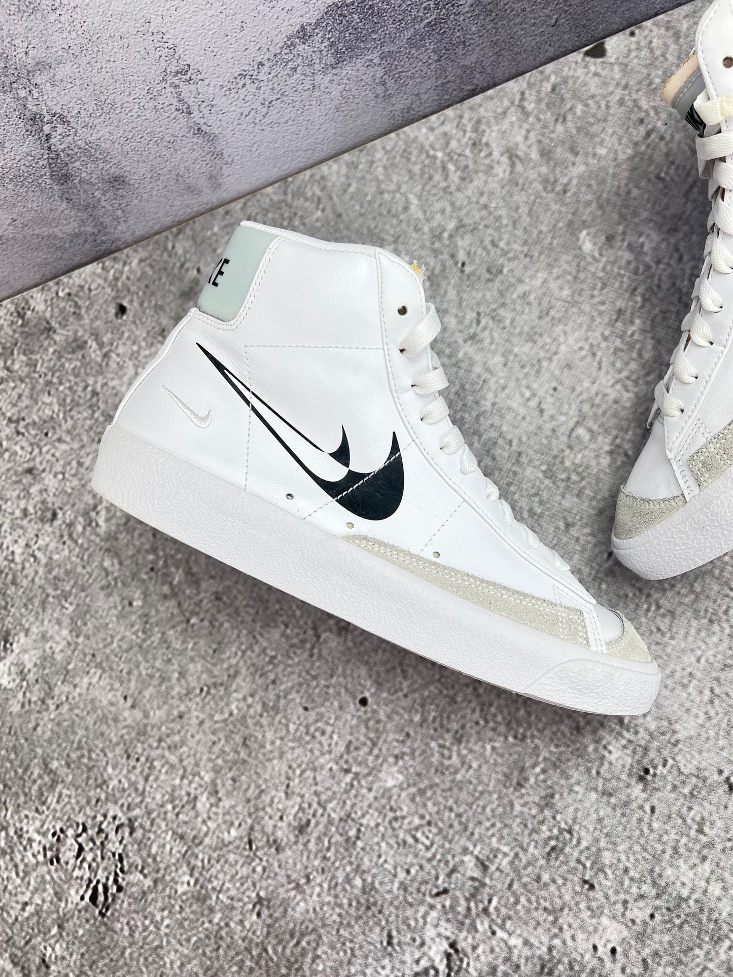 Nike Blazer Mid '77 Double Swoosh — buty sportowe męskie w bardzo dobrym stanie rozmiar 39, zewnętrzny panel prawego buta