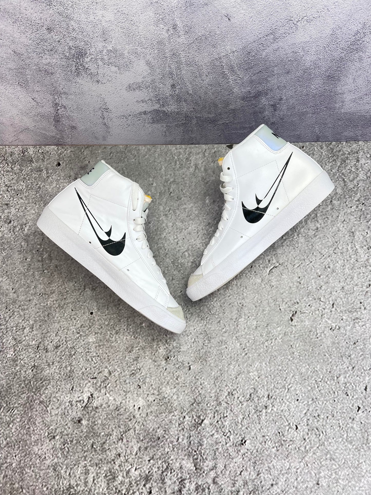 Nike Blazer Mid '77 Double Swoosh — buty sportowe męskie w bardzo dobrym stanie rozmiar 39, widok z góry na wewnętrzną stronę butów
