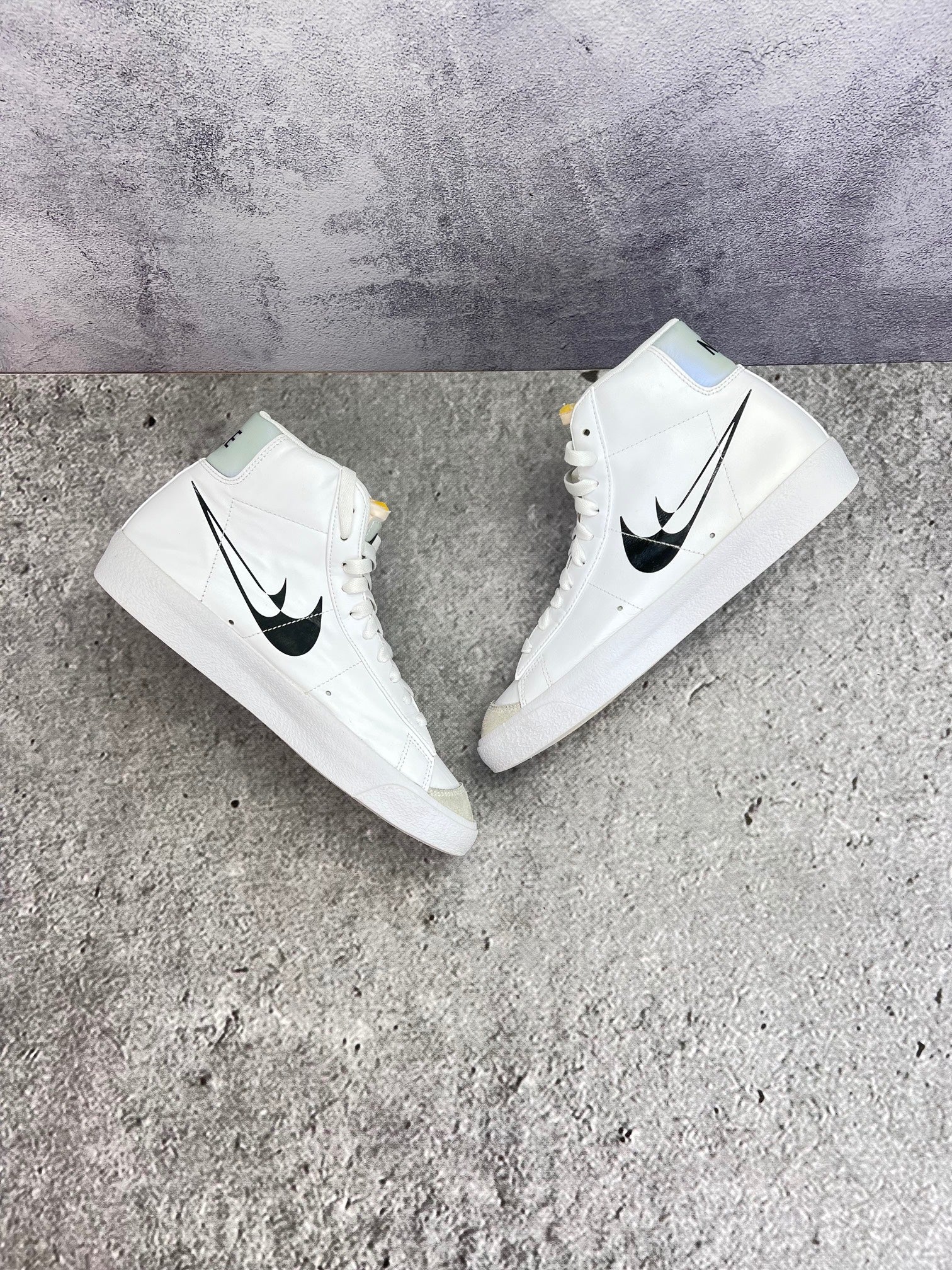 Nike Blazer Mid '77 Double Swoosh — buty sportowe męskie w bardzo dobrym stanie rozmiar 39, widok z góry na wewnętrzną stronę butów