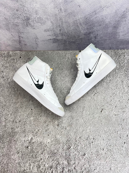 Nike Blazer Mid '77 Double Swoosh — buty sportowe męskie w bardzo dobrym stanie rozmiar 39, widok z góry na wewnętrzną stronę butów