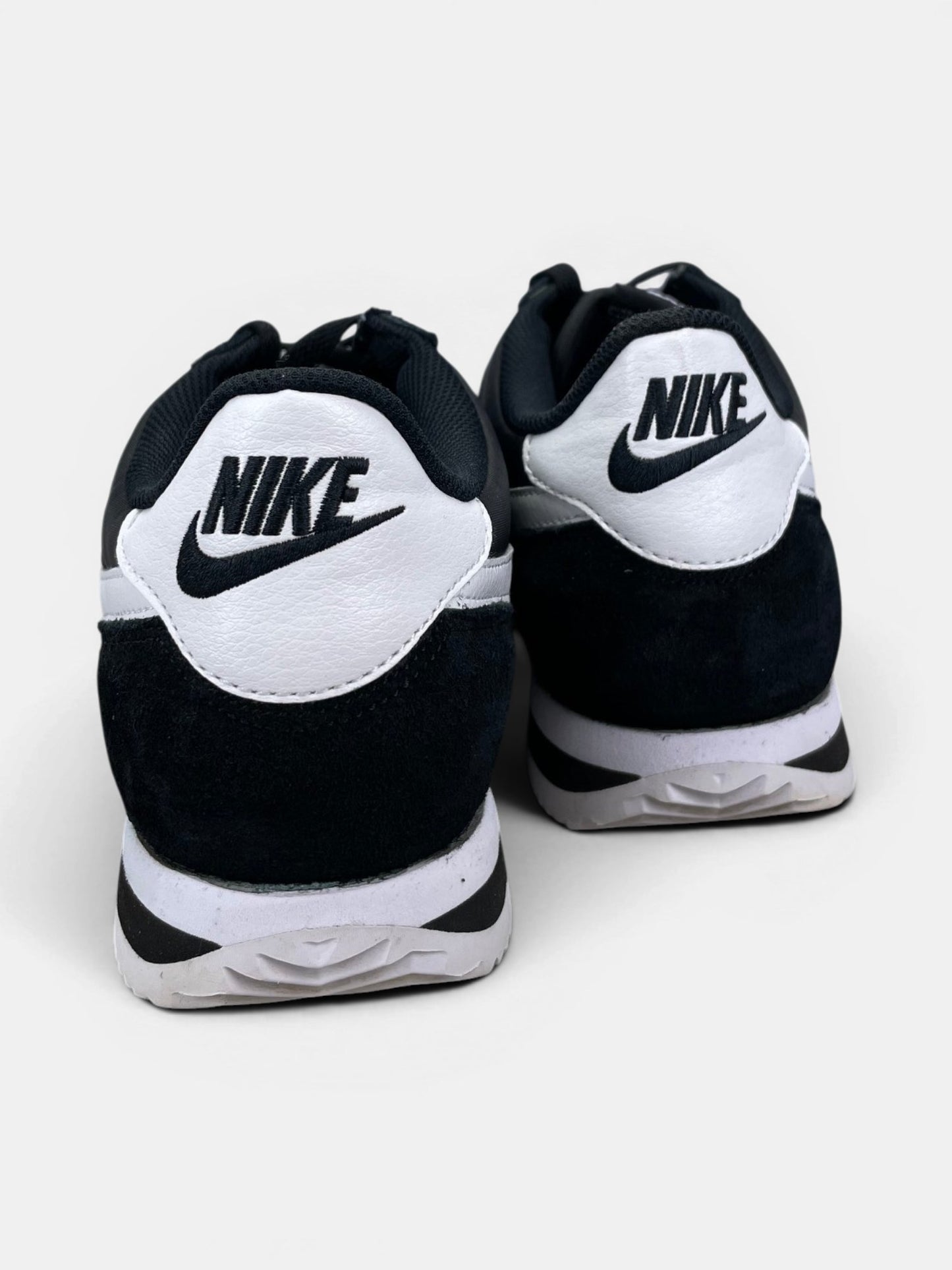 Nike Classic Cortez Black White — buty sportowe męskie w bardzo dobrym stanie rozmiar 42.5, widok z tyłu