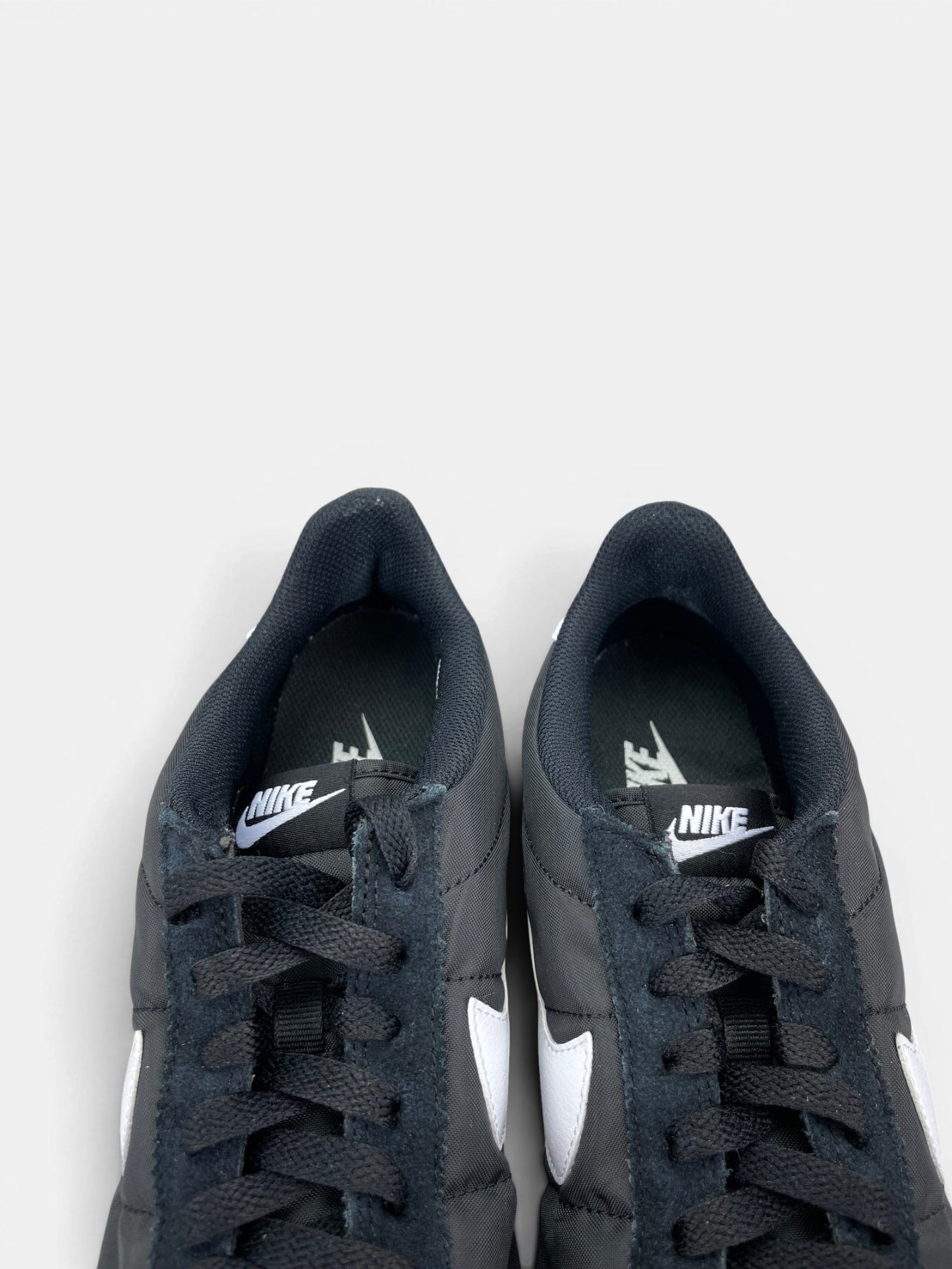 Nike Classic Cortez Black White — buty sportowe męskie w bardzo dobrym stanie rozmiar 42.5, zapiętki butów