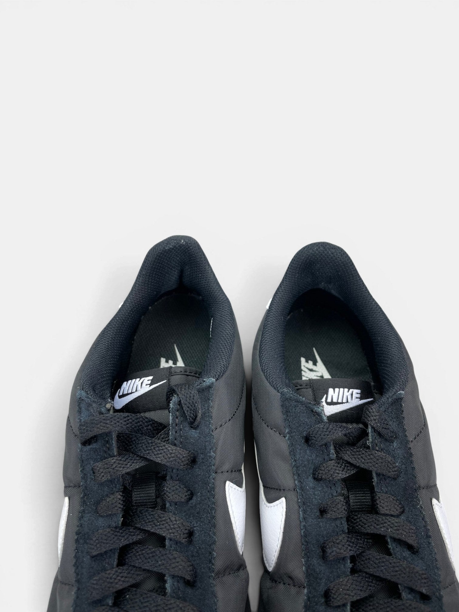 Nike Classic Cortez Black White — buty sportowe męskie w bardzo dobrym stanie rozmiar 42.5, zapiętki butów