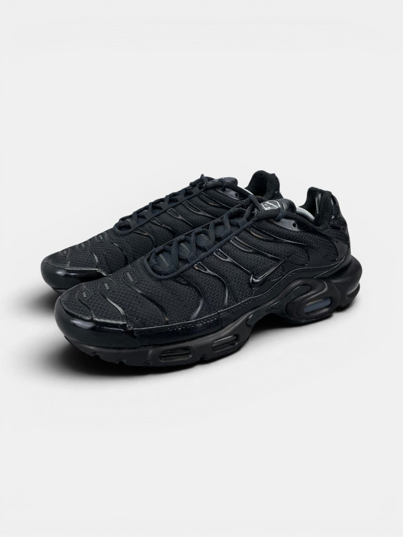 Nike Air Max Plus Triple Black — buty sportowe męskie w dobrym stanie rozmiar 45.5, widok z boku
