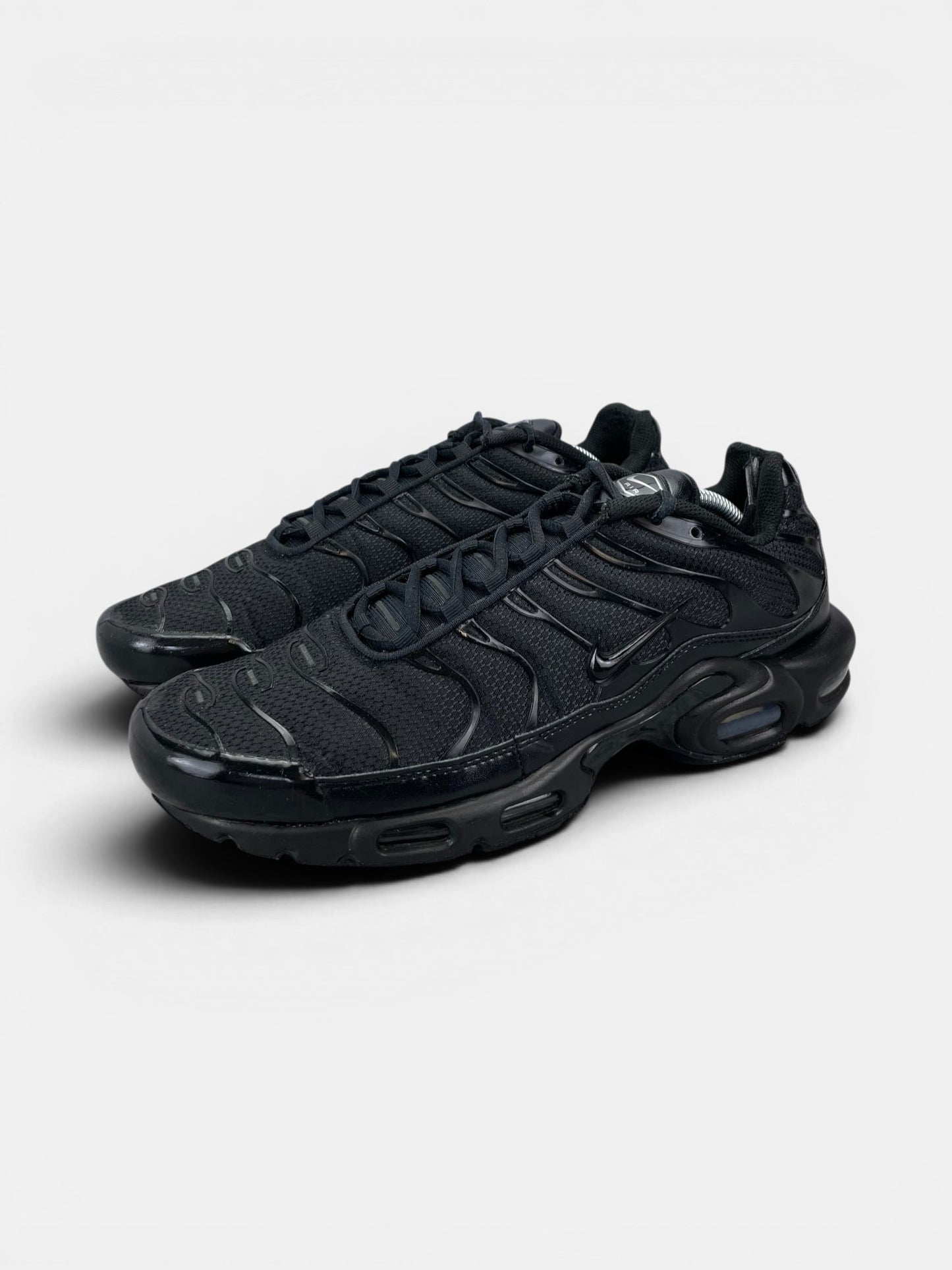 Nike Air Max Plus Triple Black — buty sportowe męskie w dobrym stanie rozmiar 45.5, widok z boku