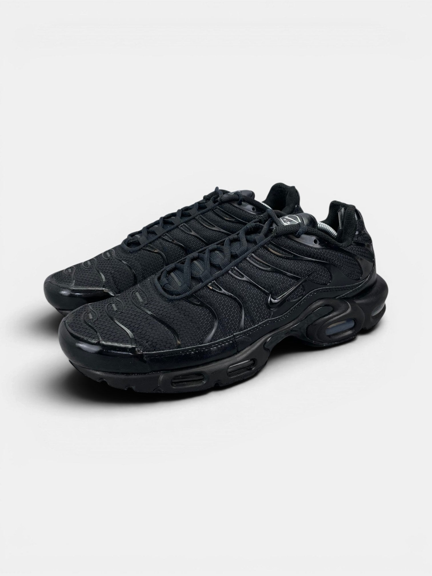 Nike Air Max Plus Triple Black — buty sportowe męskie w dobrym stanie rozmiar 45.5, widok z boku