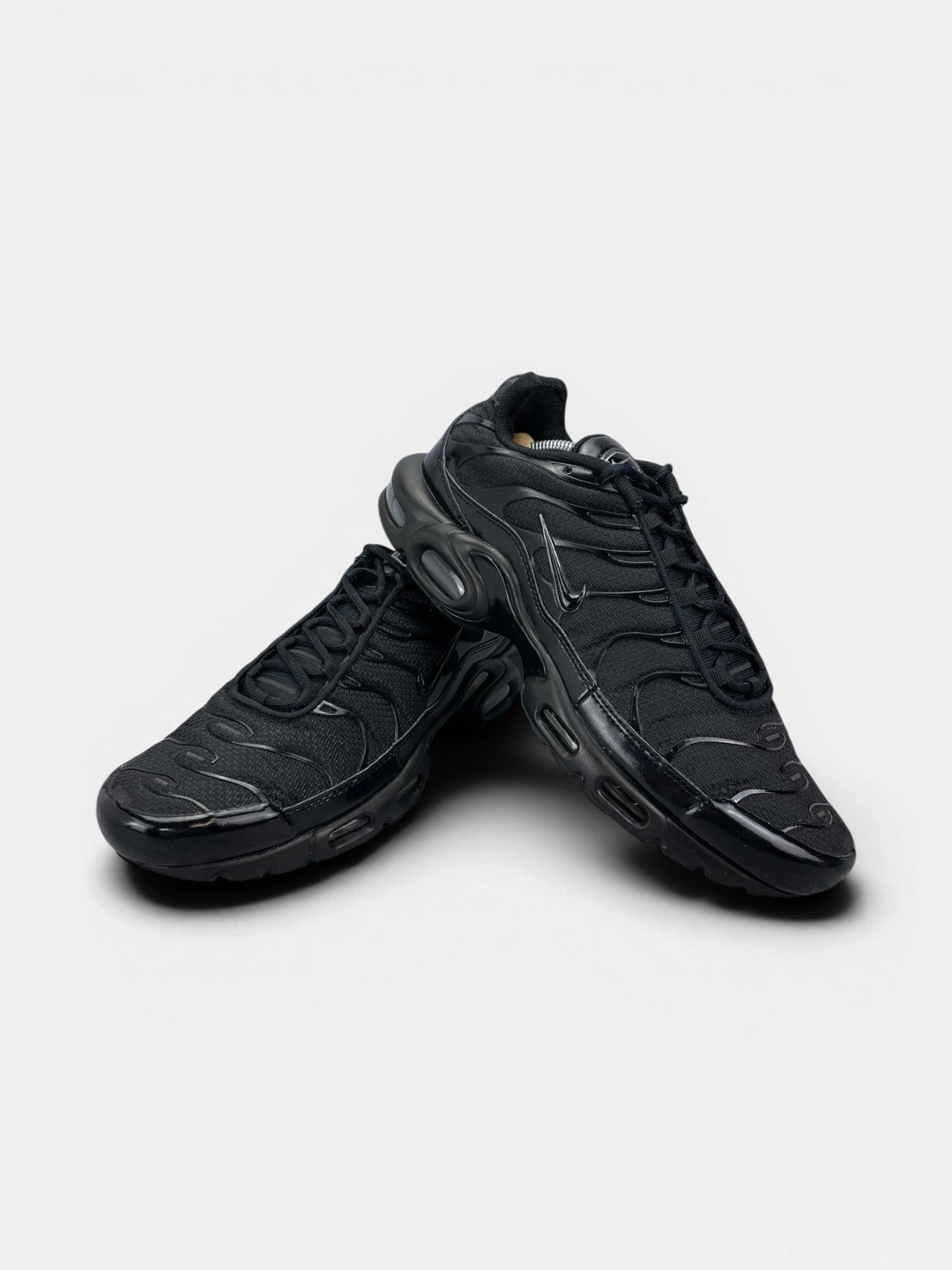 Nike Air Max Plus Triple Black — buty sportowe męskie w dobrym stanie rozmiar 45.5, boczny profil