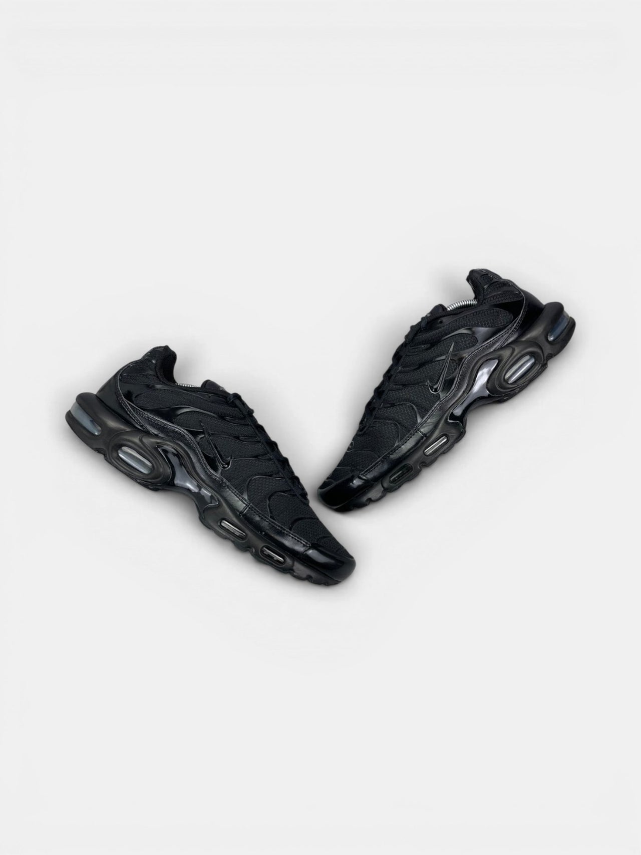 Nike Air Max Plus Triple Black — buty sportowe męskie w dobrym stanie rozmiar 45.5, widok z góry na zewnętrzną stronę butów