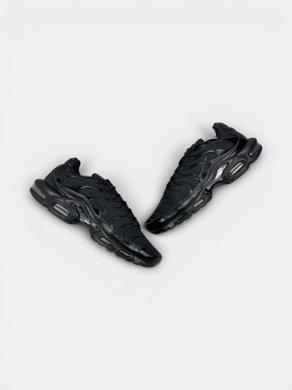 Nike Air Max Plus Triple Black — buty sportowe męskie w dobrym stanie rozmiar 45.5, widok z góry na zewnętrzną stronę butów