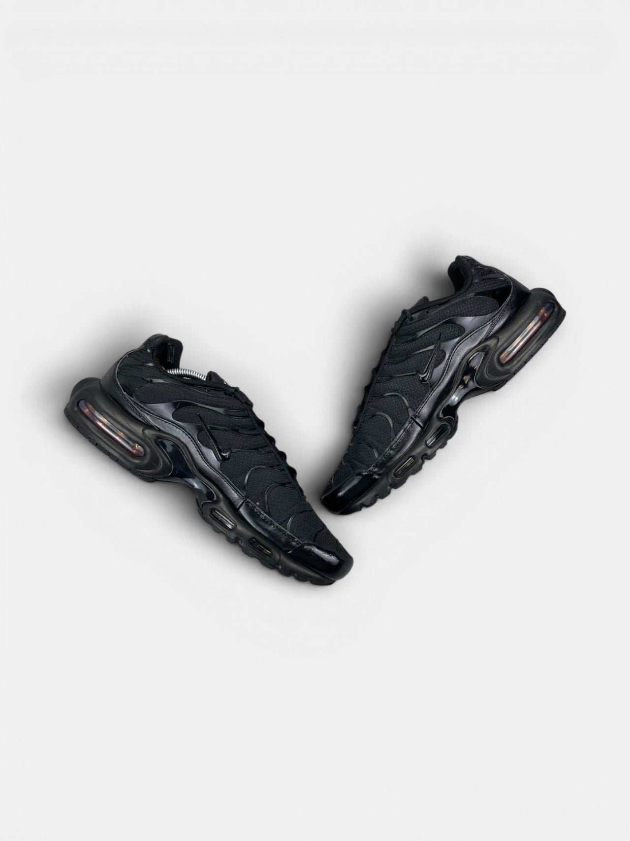 Nike Air Max Plus Triple Black — buty sportowe męskie w dobrym stanie rozmiar 45.5, zewnętrzny panel prawego buta