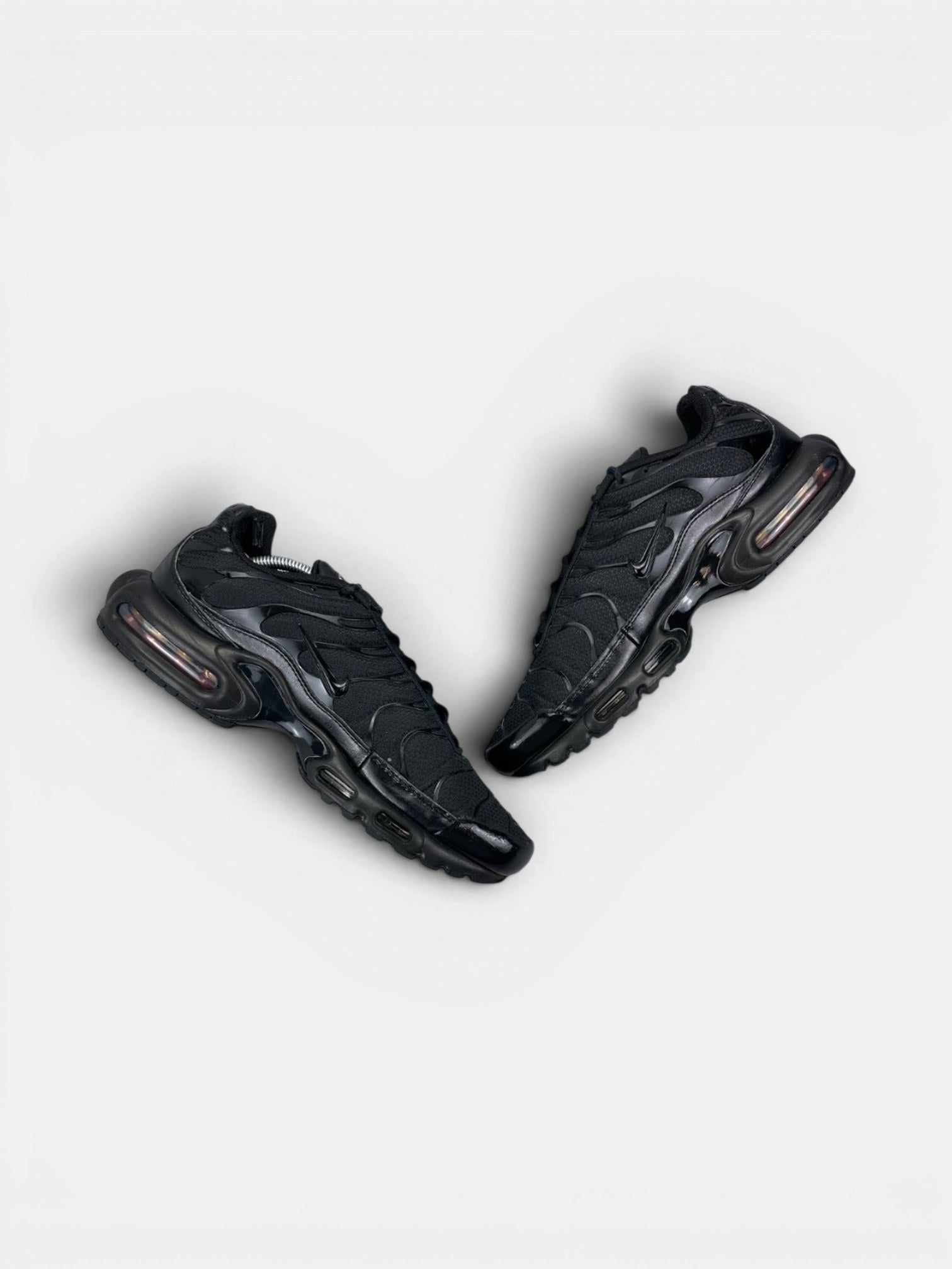 Nike Air Max Plus Triple Black — buty sportowe męskie w dobrym stanie rozmiar 45.5, zewnętrzny panel prawego buta