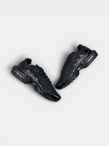 Nike Air Max Plus Triple Black — buty sportowe męskie w dobrym stanie rozmiar 45.5, zewnętrzny panel prawego buta